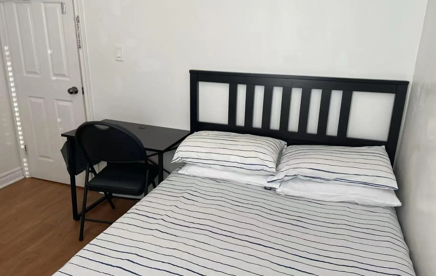 Double Room With Shared Bathroom 536B Toronto