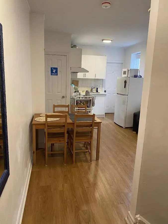 Double Room With Shared Bathroom 536B Toronto Guest house